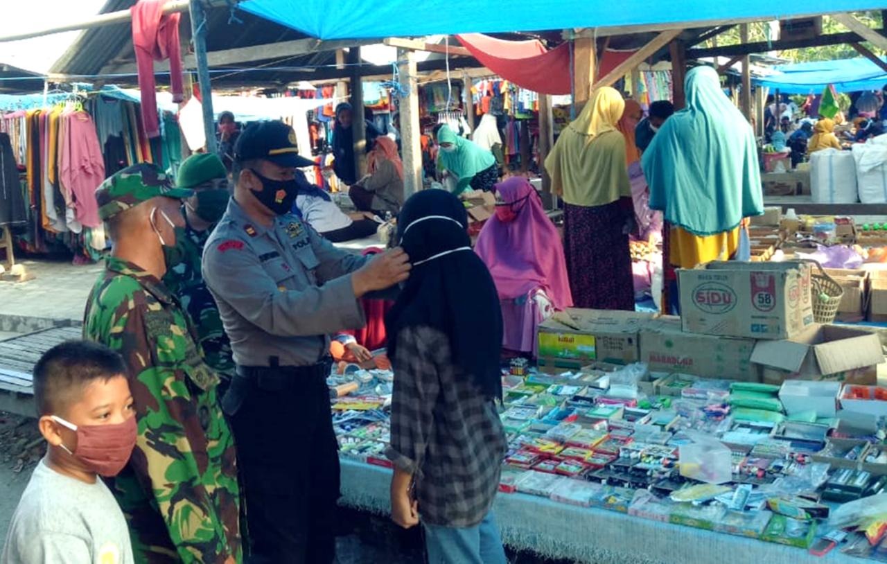 Polsek Sendana Bersama Unsur Tripika Ajak Warga Pakai Masker
