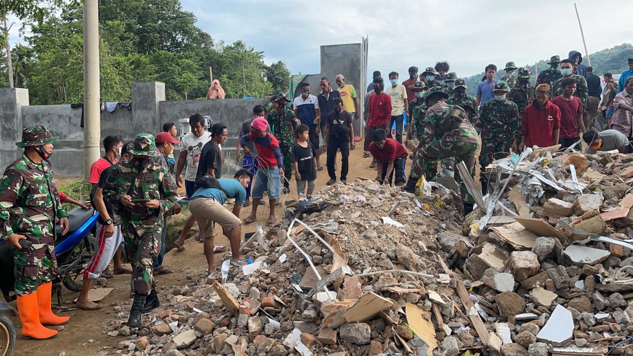 Bangunan Runtuh di Mamuju Mulai dibersihkan