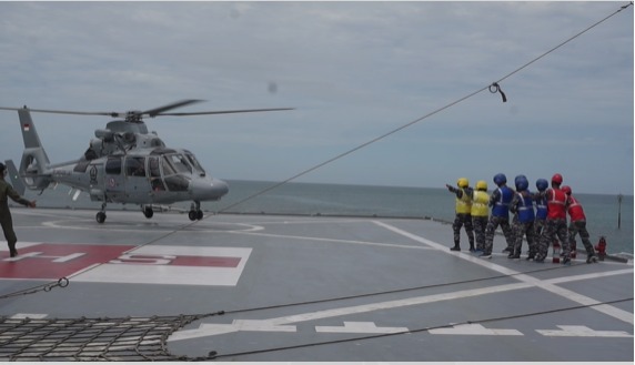 Letda Laut (S/W) Titha, Tukang Parkir Cantik Mendaratkan Helikopter di Atas KRI dr. Suharso