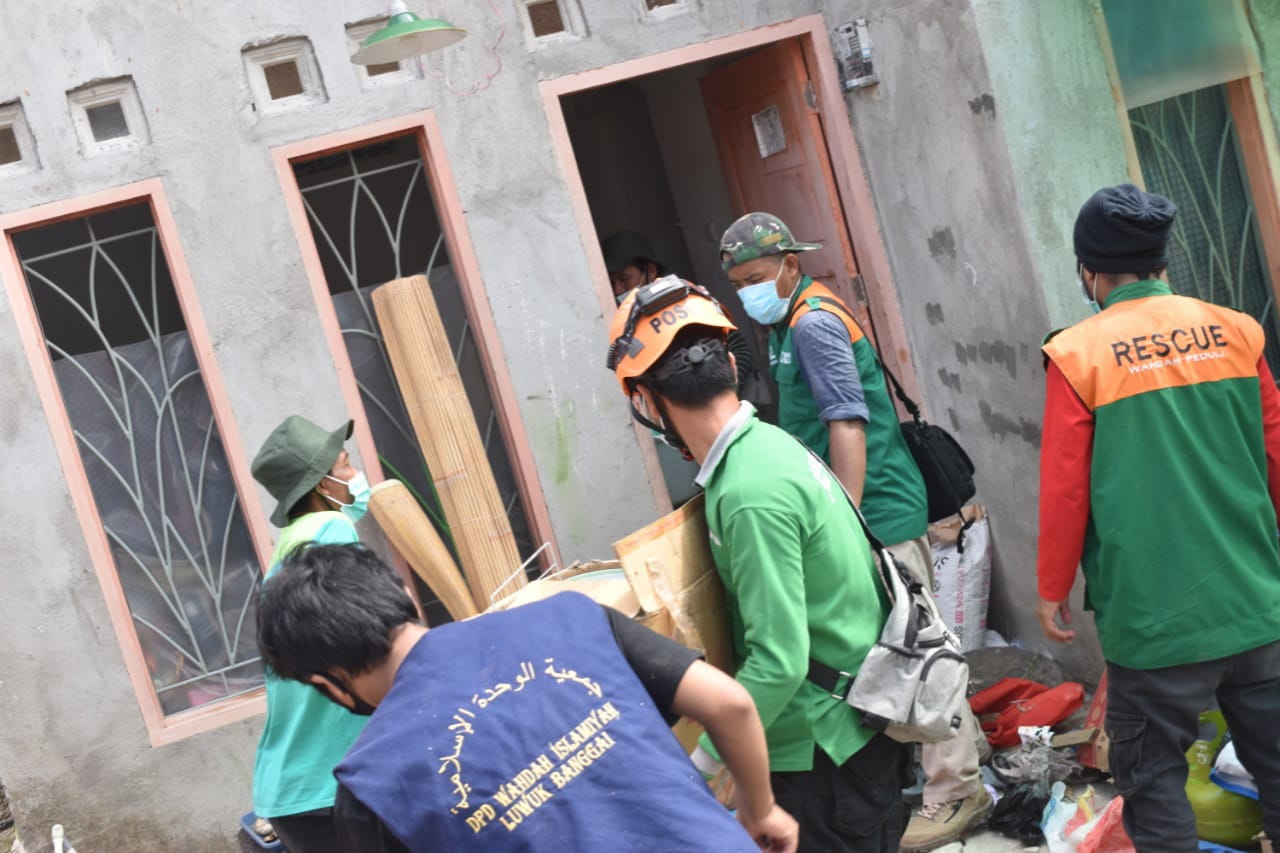 Tim Rescue Wahdah Islamiyah Bantu Warga Bersihkan Rumah Korban Gempa