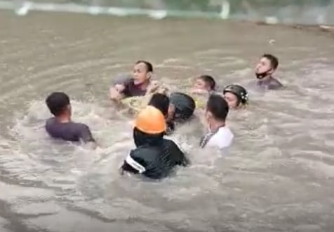 Naas, Tanah Longsor Tiga Orang Penghuni Kost Terperosok ke Jurang