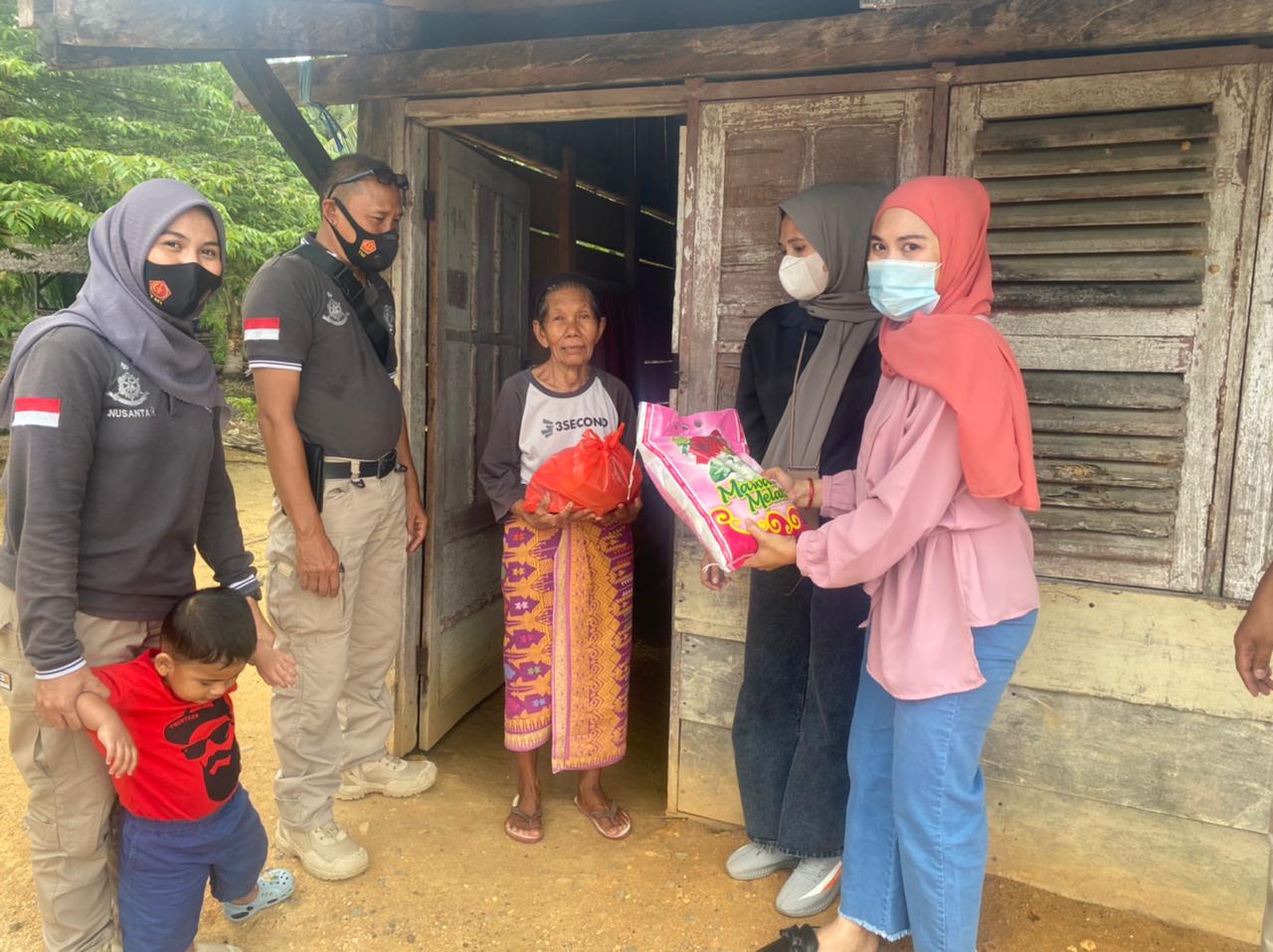 Keluarga Besar Reskrim Polres Pasangkayu Bagi Paket Sembako