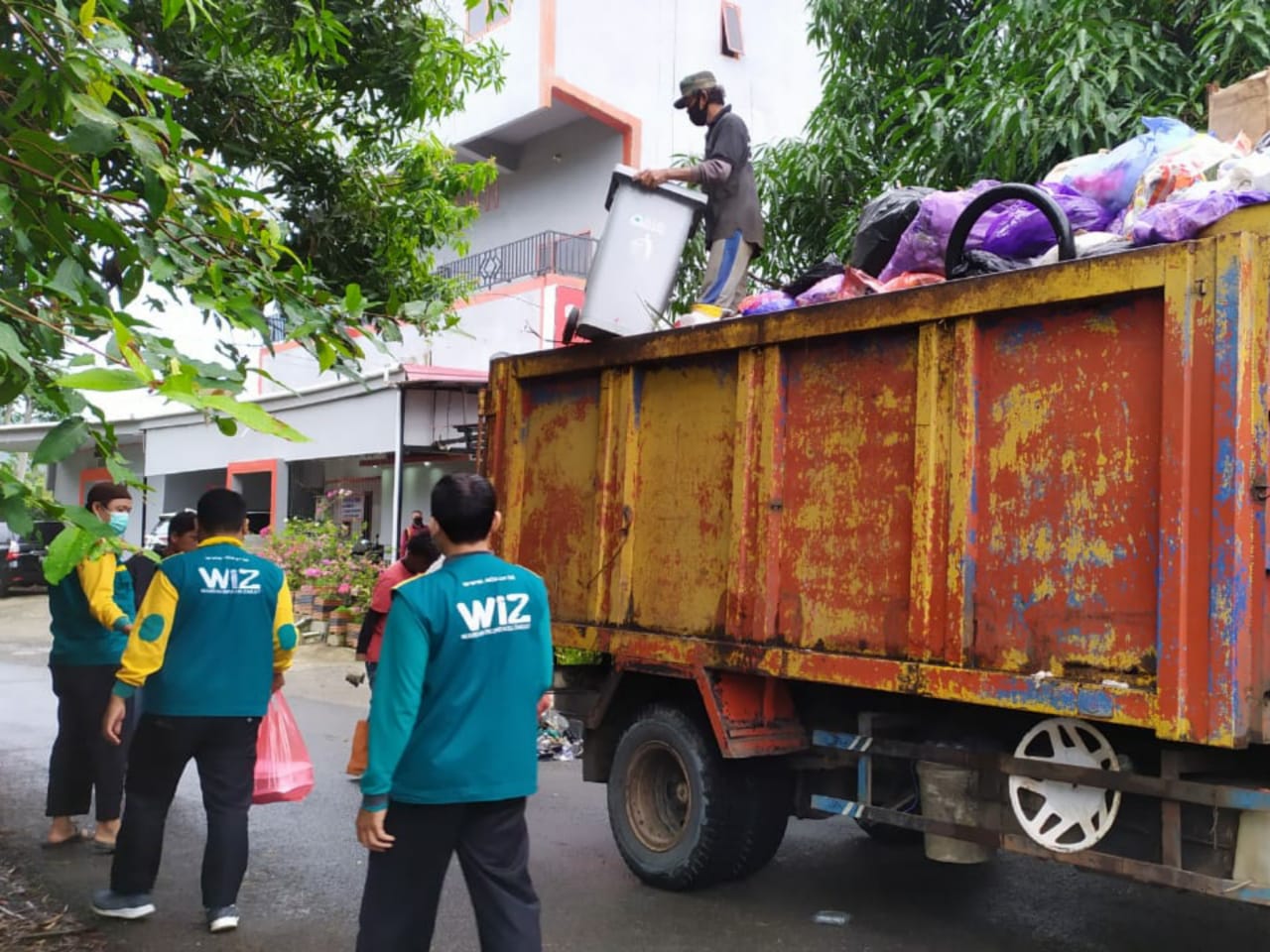 WIZ Salurkan Donasi untuk Para Pejuang Kebersihan di Mamuju