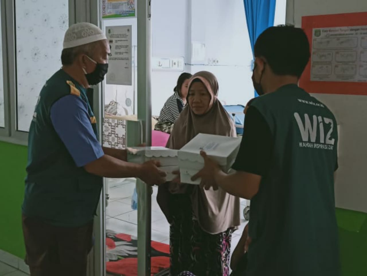 Salurkan Donasi Ummat, WIZ dan Muslimah Wahdah Pasangkayu Bagikan Ribuan Paket Ifthor
