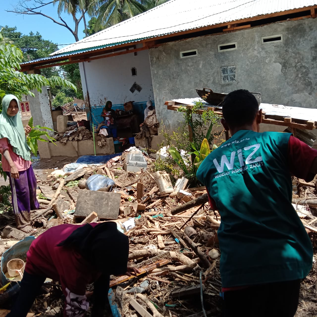 Relawan WIZ Bantu Warga Bersihkan Lokasi Banjit di NTT