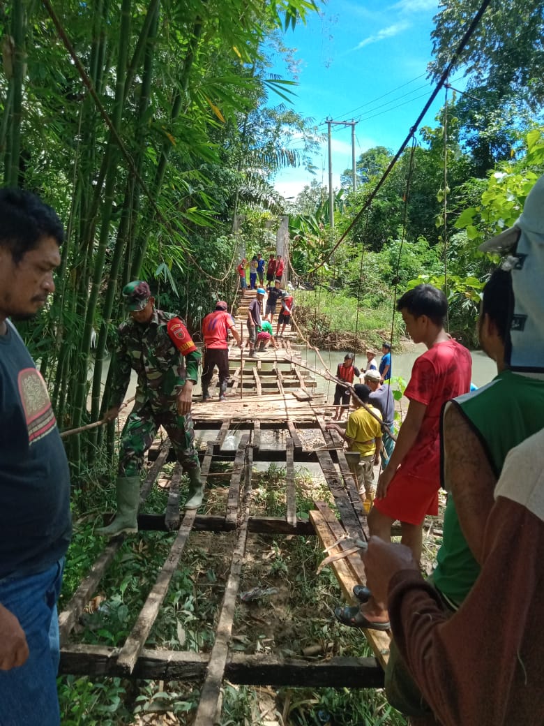 PAC Demokrat dan Babinsa Papalang Gotong Royong Perbaiki Jembatan