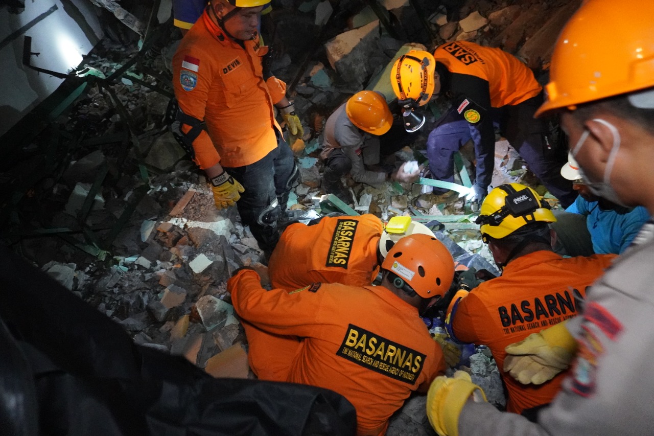 Tim SAR Berhasil Evakuasi 3 Korban Reruntuhan, Seorang Lagi Dilanjut Besok