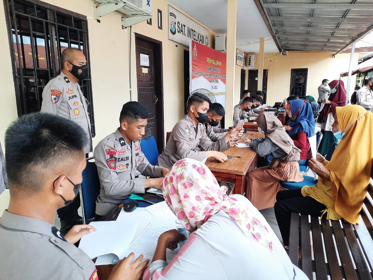 Itwasda Awasi Langsung Penyaluran Bantuan di Polres Majene