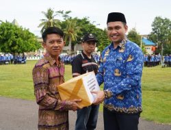 Wabup Majene Serahkan Bantuan Buku kepada Penggiat Literasi