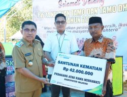 BPJAMSOSTEK Serahkan Santunan Kematian Via Bupati Majene pada Acara Pesta Nelayan