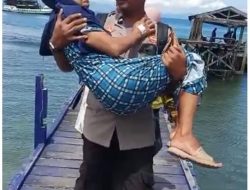 Humanis Sekali…Bhabinkamtibmas Ini Gendong Pasien Pasca Operasi