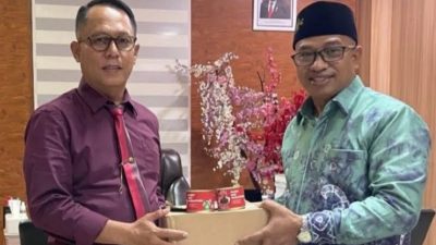 Bappeda Sulbar dan Baznas Bagikan Daging untuk Cegah Stunting