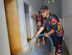 Satpol PP Sulbar Bersihkan Fasilitas Umum di Terminal Simbuang