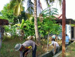 Ciptakan lingkungan Sehat, Bhabinkamtibmas Polsek Wonomulyo Gelar Kerja Bakti