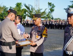Kapolda Beri Rewardpada Personel Berprestasi