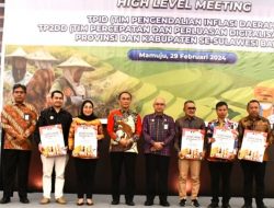 Keren…Bupati Mamuju Terima Penghargaan Kabupaten Peduli HAM