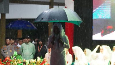 Dibawah Guyuran Hujan, Masyarakat Tetap Antusias Ikutii Ceramah Ustadz Das’at