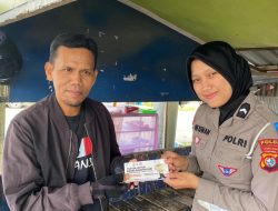 Polwan Cantik di Mamuju Bagi-bagi Stiker Tertib Berlalu Lintas