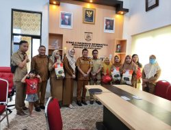 ASN dan Non ASN Diskominfopers Sulbar Terima Parcel Lebaran