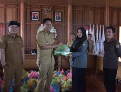Sekwan Bagikan Parcel Lebaran pada Para Tenaga Non-ASN