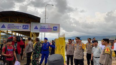 Kapolda Sulbar Pantau Arus Mudik di Pelabuhan Feri Mamuju