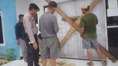Warga Desa Tanam Buah Demo dan Segel Kantor Desa