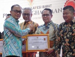 Kepala Bapperida Terima Penghargaan dari Pj Gubernur