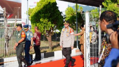 Kapolda Sulbar Bersama Seluruh Forkopimda Sambut Kedatangan RI 2