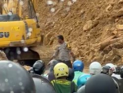 Dibawah Guyuran Hujan, AIPDA Hamka Amankan Lokasi Longsor