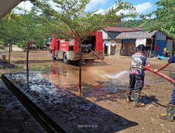 Damkar Mamuju Bantu Pembersihan Sekolah Terdampak Banjir