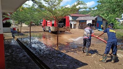 Damkar Mamuju Bantu Pembersihan Sekolah Terdampak Banjir