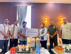 Menangis Terharu, Anak Almarhum Petugas Kebersihan Terima Santunan Kematian