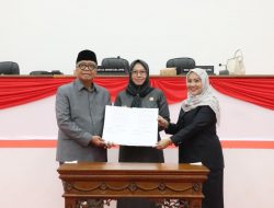DPRD Sulbar Serahkan SK Penyempurnaan Ranperda APBDP
