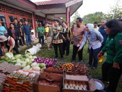 Pj Sofha Lihat Langsung Warga Nosu Berbelanja di Pasar Murah