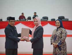 Pemprov Sulbar Serahkan Ranperda APBD 2025 ke Legislatif