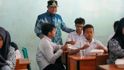 Uji Coba Makan Siang Bergizi Gratis di SMPN 1 Simboro