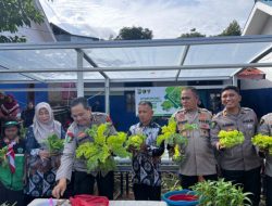 Biddokkes Polda Sulbar Panen Perdana di SD Padang Baka