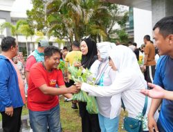ASN dapat Pohon Cabe Gratis dari Petani Milenial