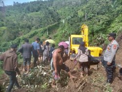 TNI/POLRI dan Masyarakat Kolaborasi Lakukan Pembersihan di Lokasi Longsor