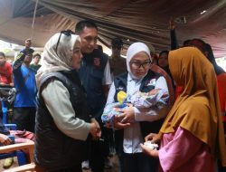 Sutinah Tahan Haru Ketika Kunjungi Korban Longsor di Tamasapi