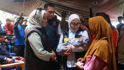 Sutinah Tahan Haru Ketika Kunjungi Korban Longsor di Tamasapi