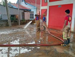 Damkar Mamuju Masih Bekerja Bersihkan Lumpur