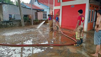 Damkar Mamuju Masih Bekerja Bersihkan Lumpur