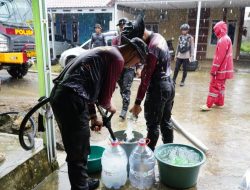 Direktorat Samapta Polda Sulbar Suplai Air Bersih untuk Warga Terdampak Banjir