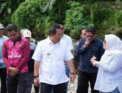 Bahtiar dan Bupati Mamuju Tebar Benih Ikan Nila di Sungai Kalukku