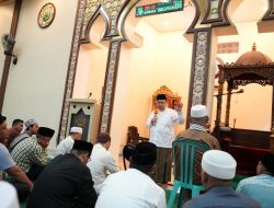 Wagub Sulbar Laksanakan Salat Tarawih Berjamaah di Masjid Ar-Rahman