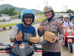 Berbagi Takjil, Ditlantas Polda Sulbar Tebar Kebaikan di Bulan Ramadhan