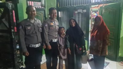 Ini Aksi Mulia Polisi Bantu Ibu-Anak yang Kehabisan Tiket Bus Mudik