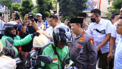 Masyarakat Antusias Saat Kapolri Turun Langsung Berbagi Takjil