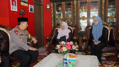 Momen Hangat Kapolri Kunjungi Keluarga AKP Anm Lusiyanto